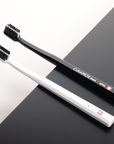 מארז 2 מברשות שיניים שחור ולבן Curaprox Black is White Duo